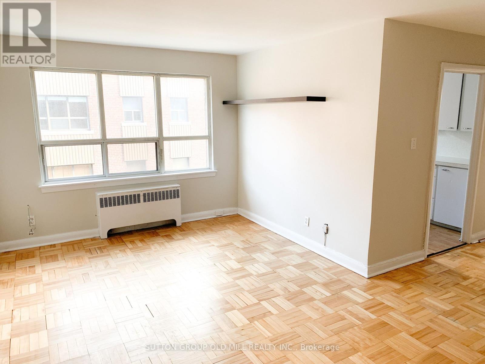 Photo 4 of 7 2846 Bloor Street W, Toronto ON