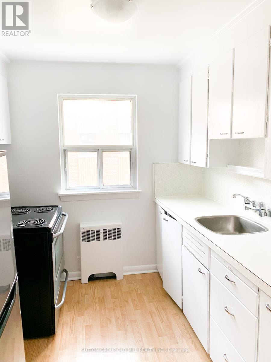 Photo 2 of 7 2846 Bloor Street W, Toronto ON