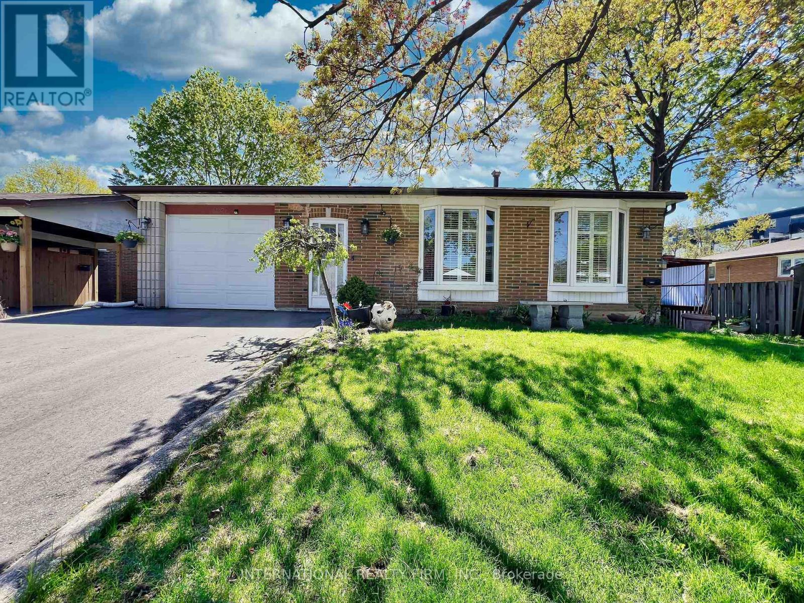 Photo 2 of 3602 Dunrankin Drive, Mississauga ON
