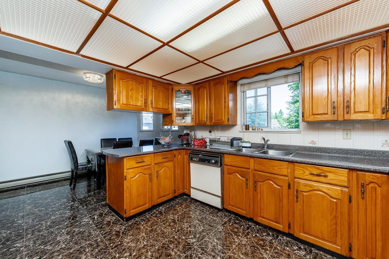 Photo 4 of 8879 141 B Street, Surrey BC