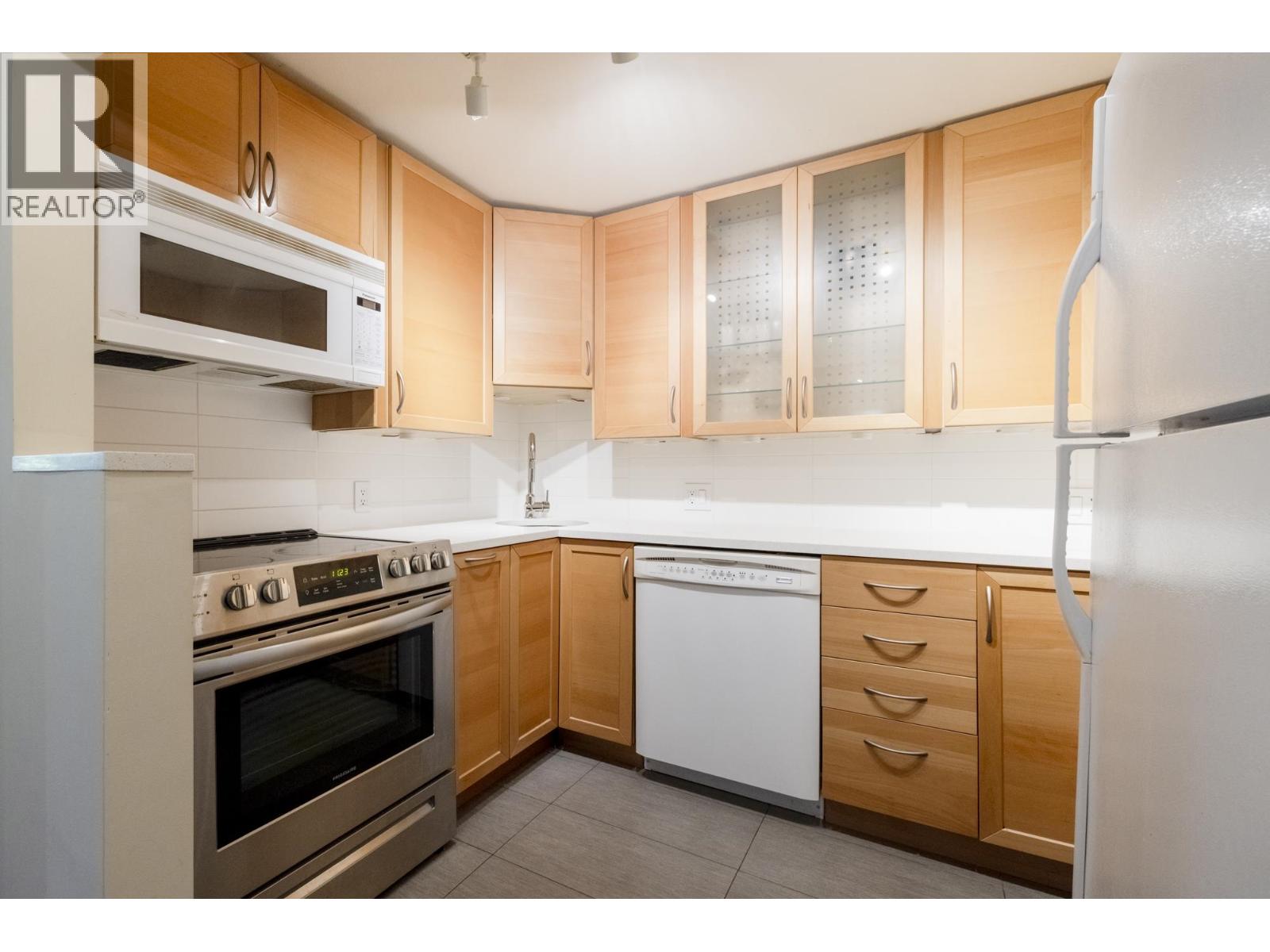 Photo 14 of 104 925 W 15th Avenue, Vancouver BC