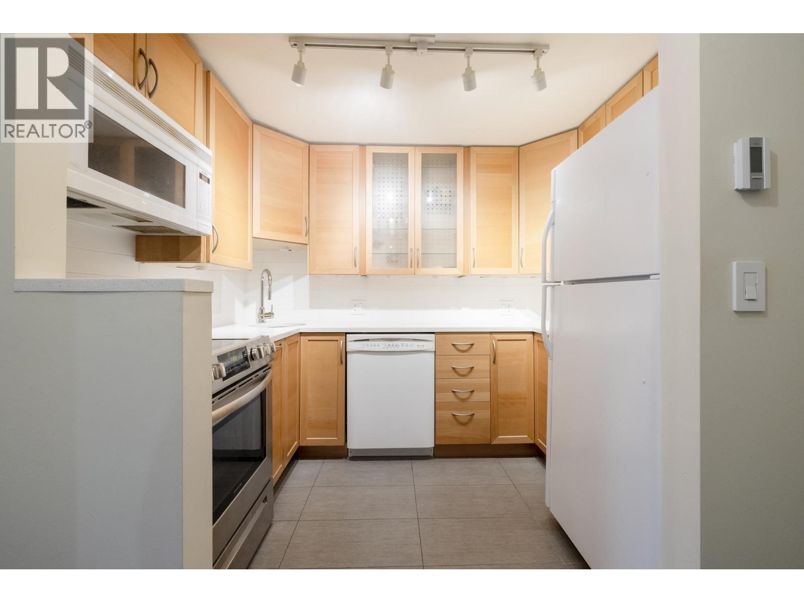 Photo 19 of 104 925 W 15th Avenue, Vancouver BC