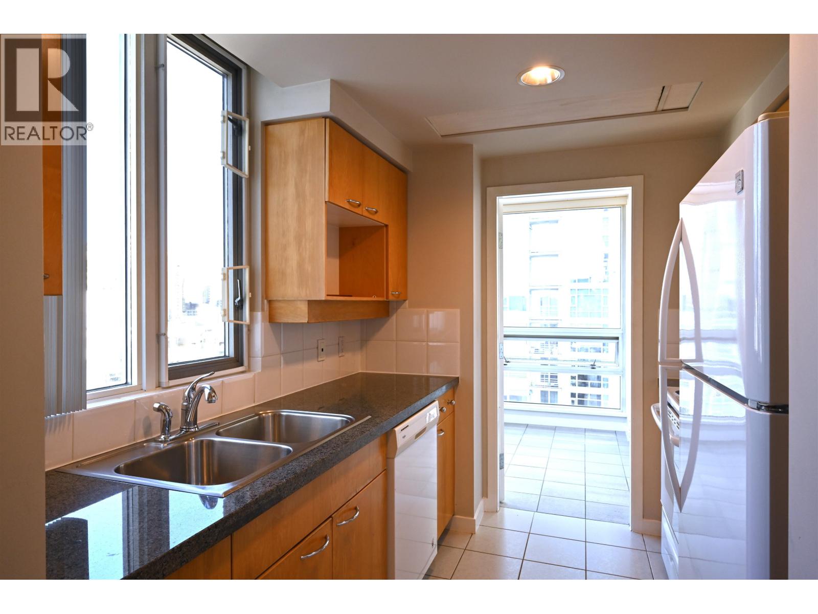 2002 1201 MARINASIDE CRESCENT, Vancouver