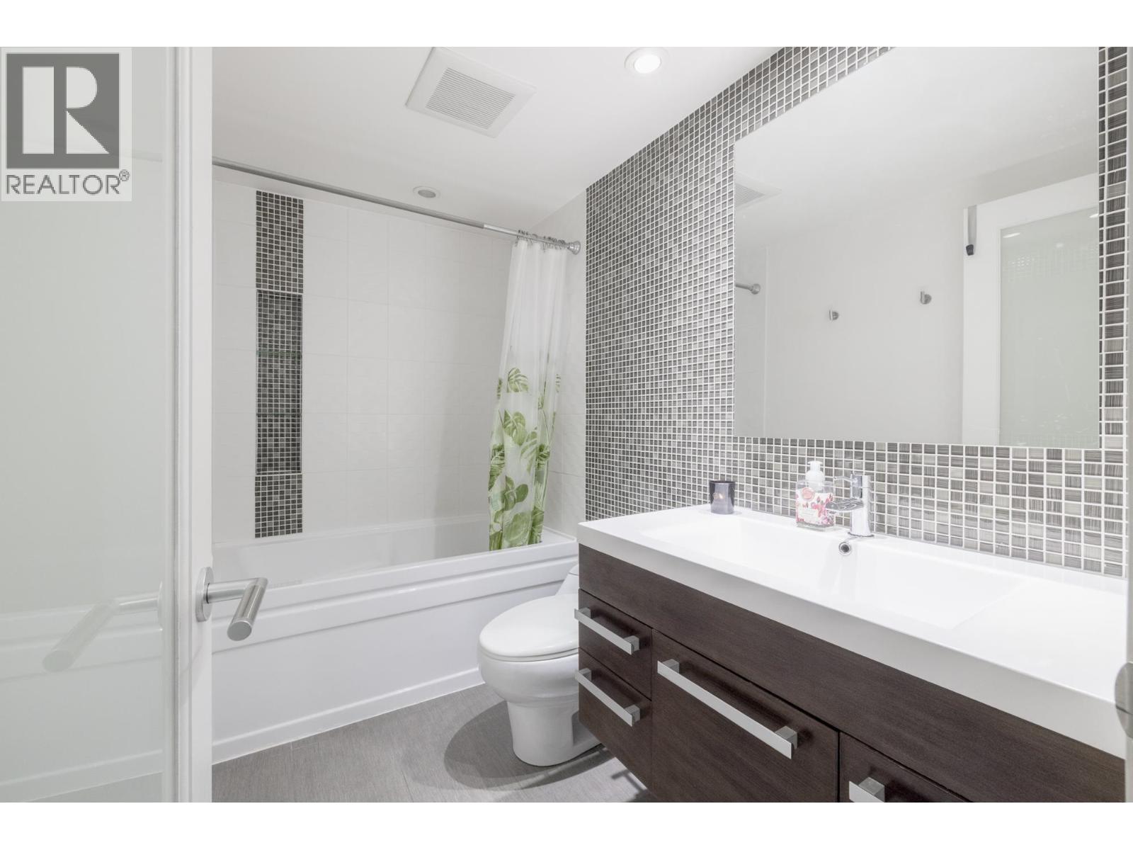 Photo 16 of 104 925 W 15th Avenue, Vancouver BC