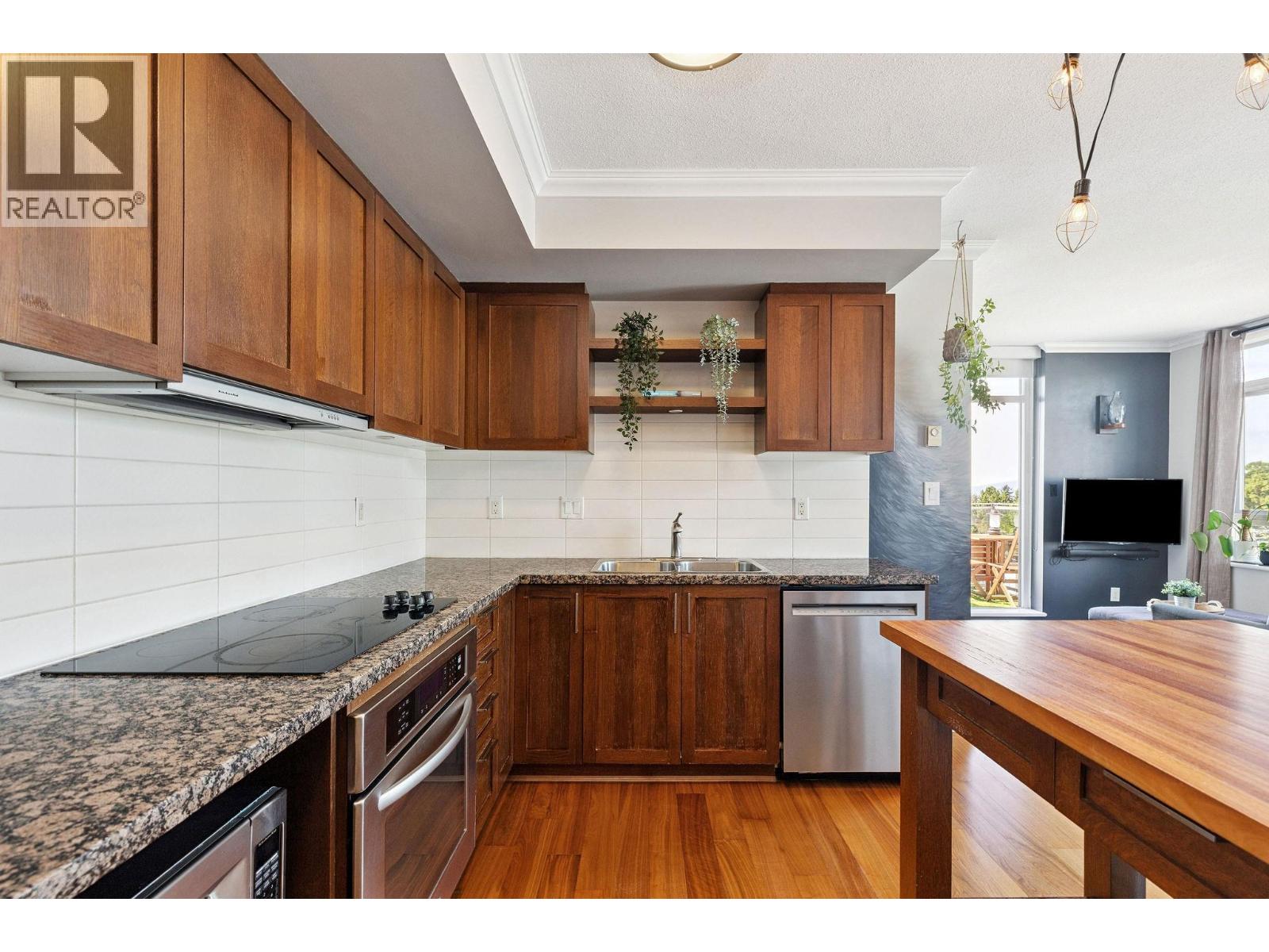 Photo 10 of 619 2268 W Broadway, Vancouver BC