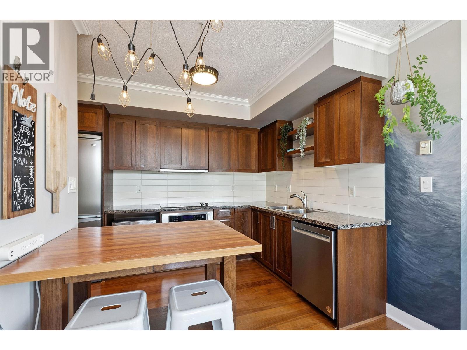 Photo 8 of 619 2268 W Broadway, Vancouver BC