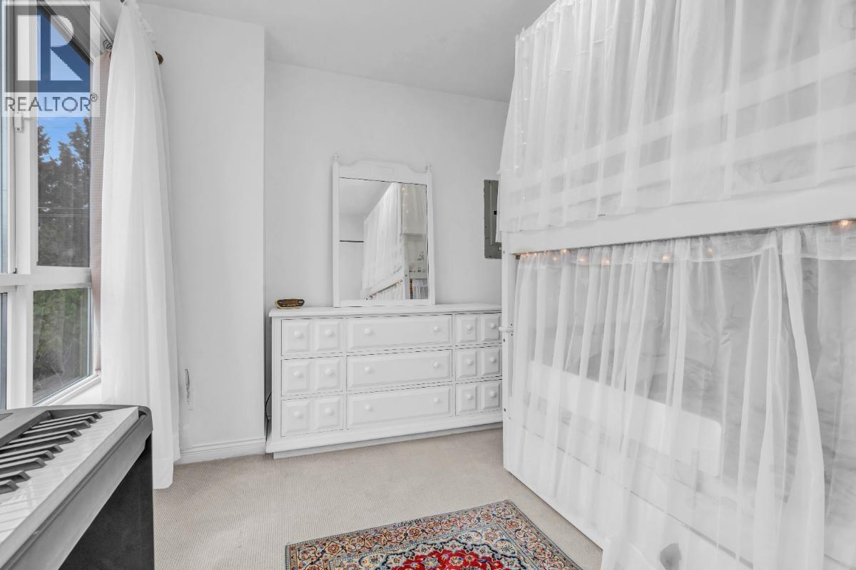 Photo 3 of 2 288 St Davids Avenue, North Vancouver BC