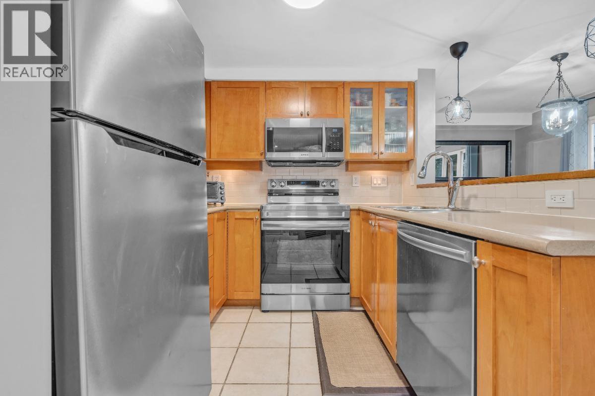 Photo 12 of 2 288 St Davids Avenue, North Vancouver BC