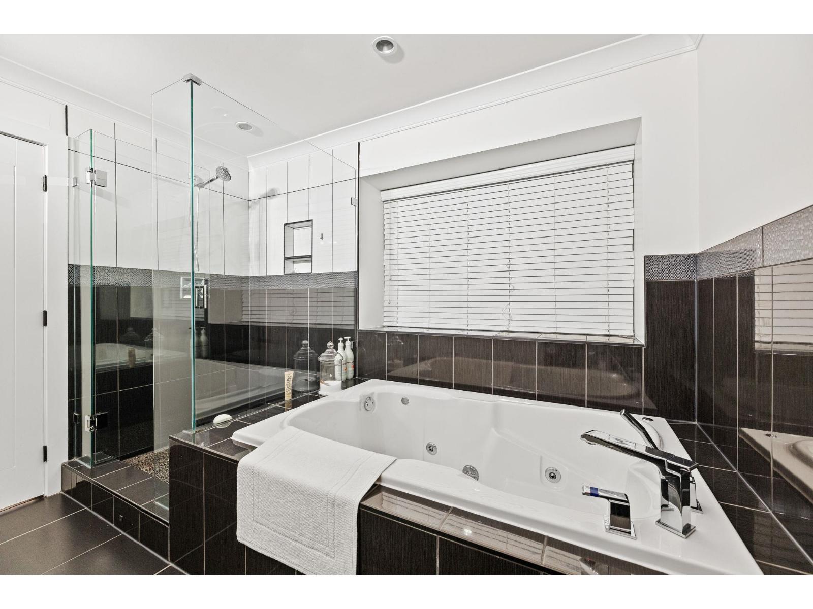 Photo 32 of 16450 87 A Avenue, Surrey BC