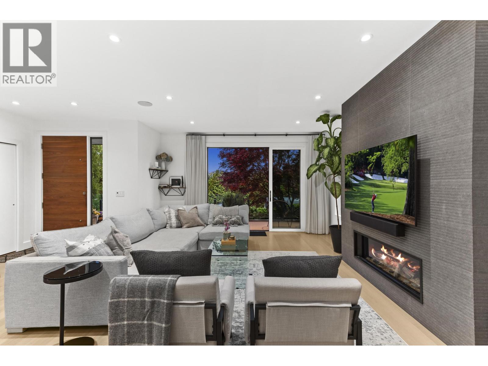 Photo 6 of 452 E 4th Street, North Vancouver BC
