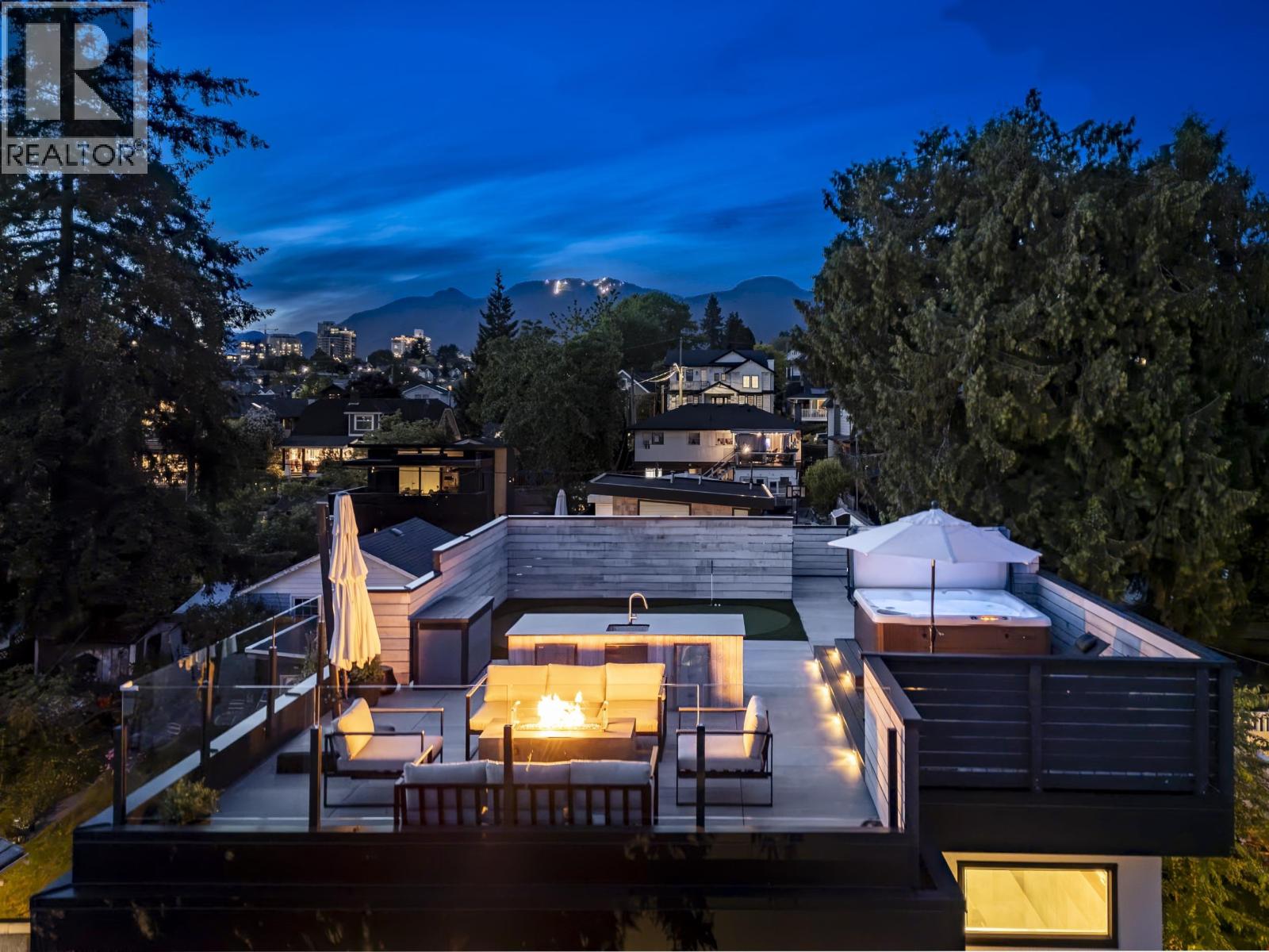 Photo 4 of 452 E 4th Street, North Vancouver BC