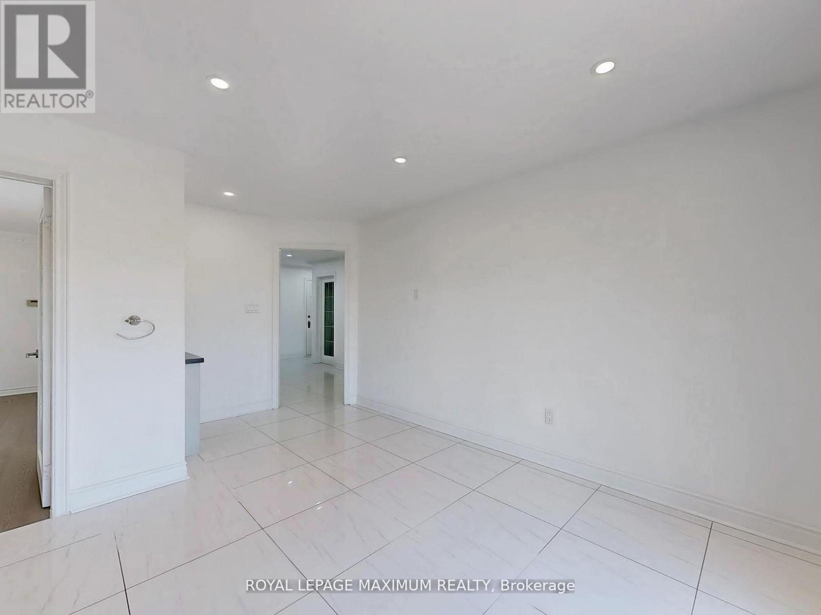 Photo 11 of 22 A Waltham Crescent, Richmond Hill ON
