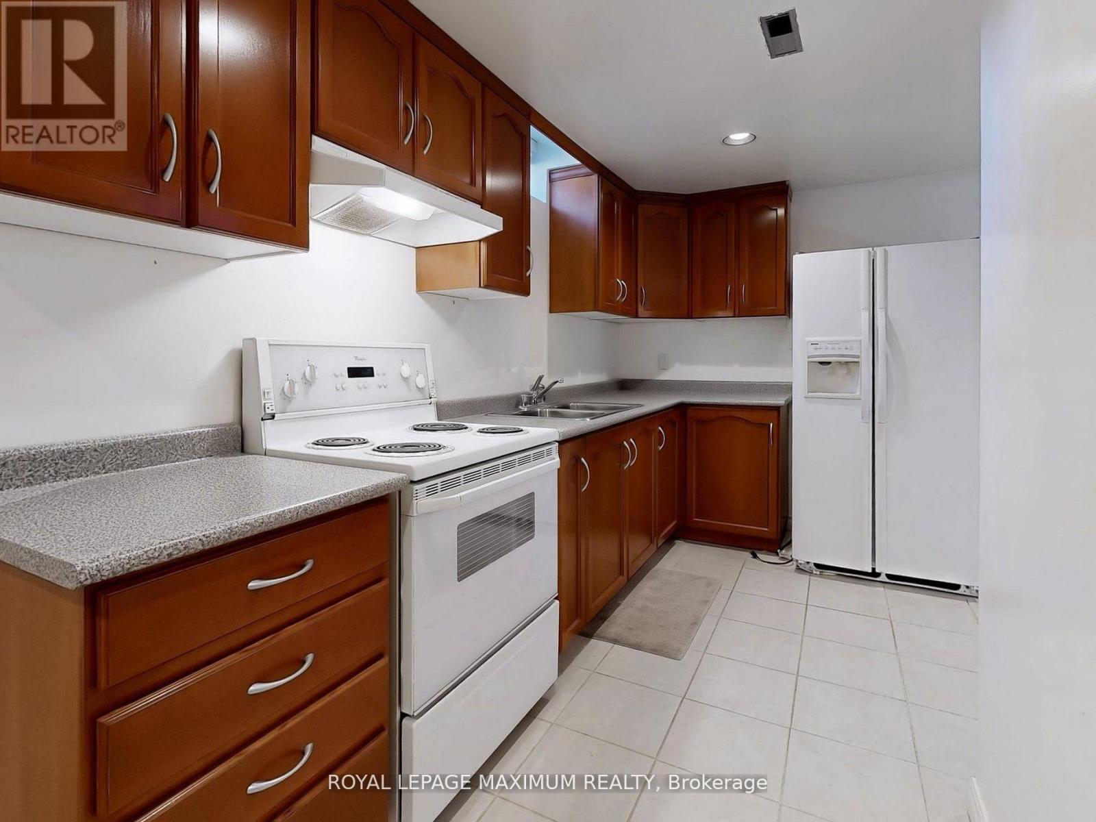 Photo 40 of 22 A Waltham Crescent, Richmond Hill ON