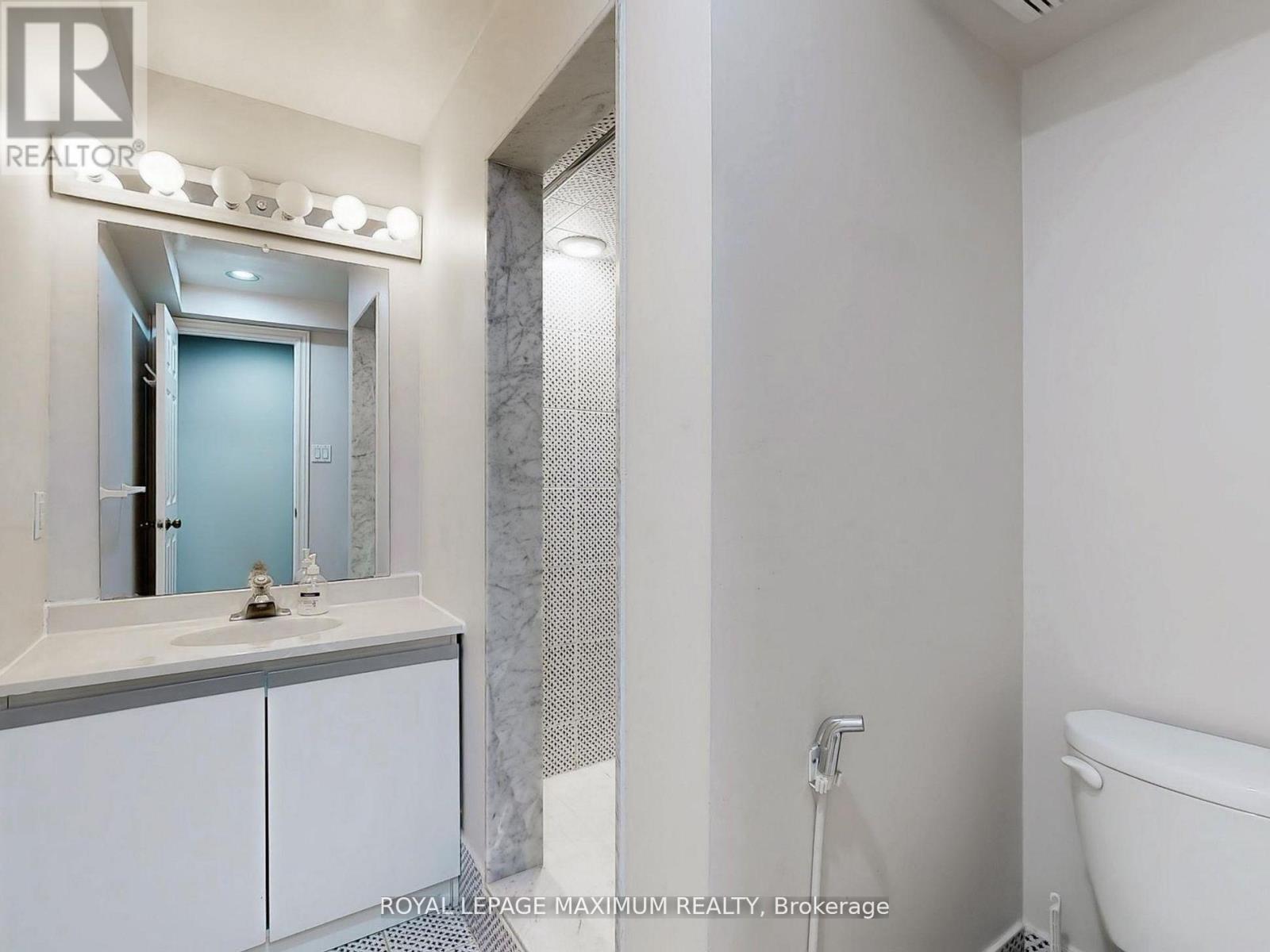 Photo 7 of 22 A Waltham Crescent, Richmond Hill ON