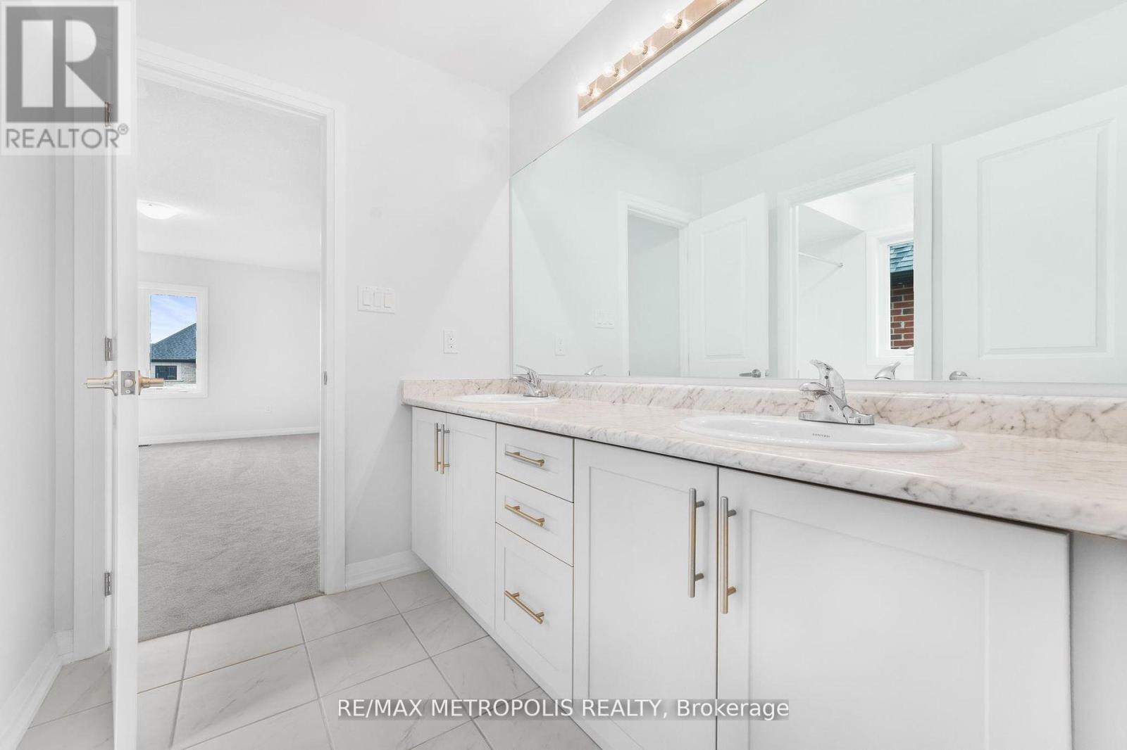 Photo 2 of 1372 Harrington Street, Innisfil ON