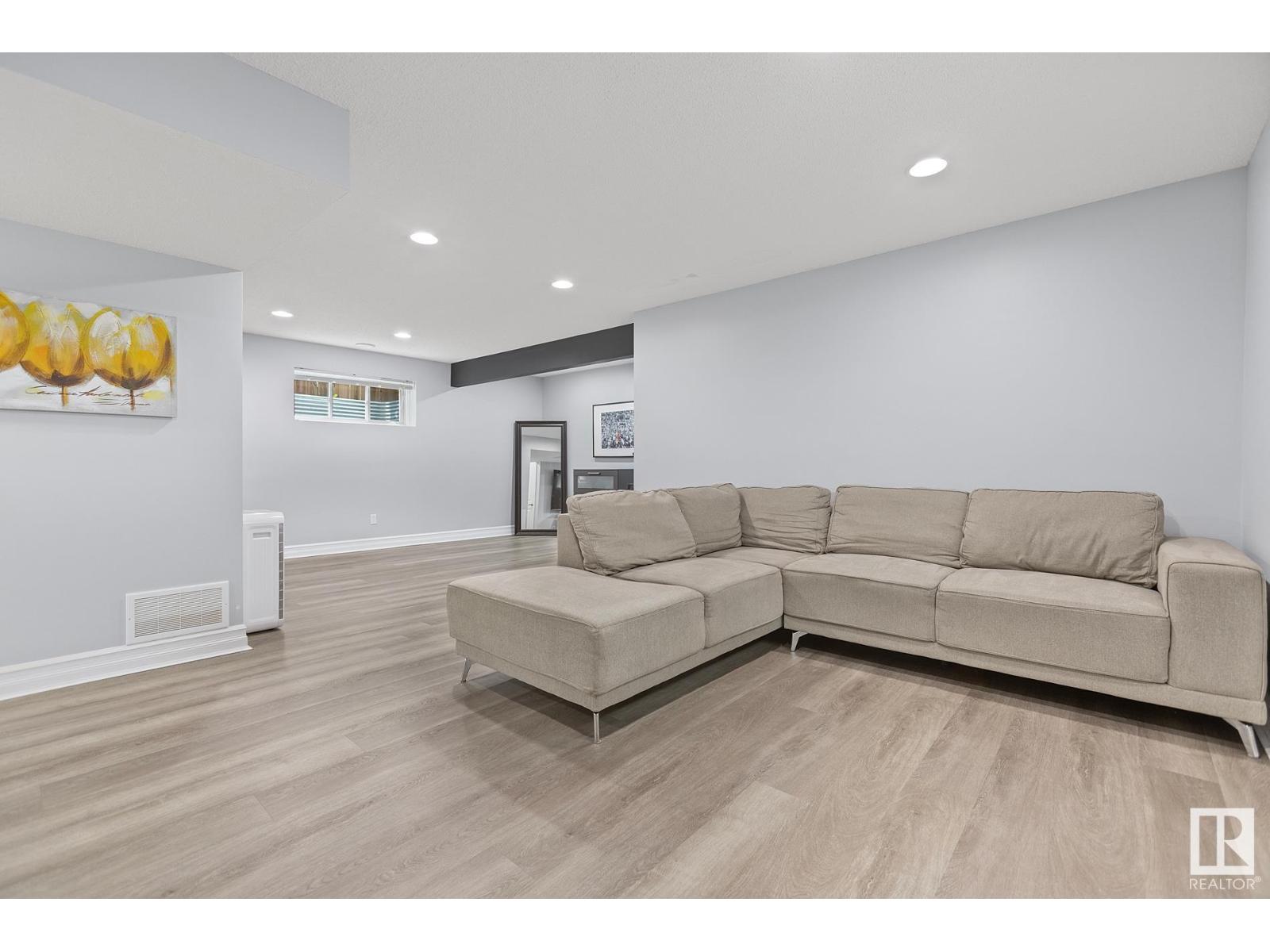 Photo 18 of 16415 138 St Nw, Edmonton AB