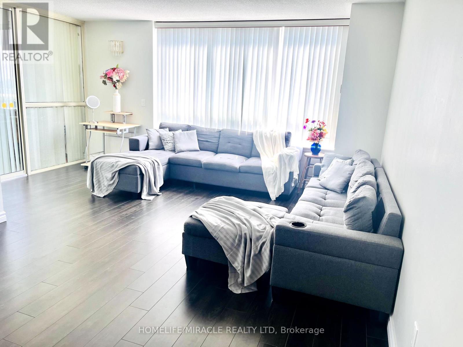Photo 2 of 1813 5 Greystone Walk Drive, Toronto ON