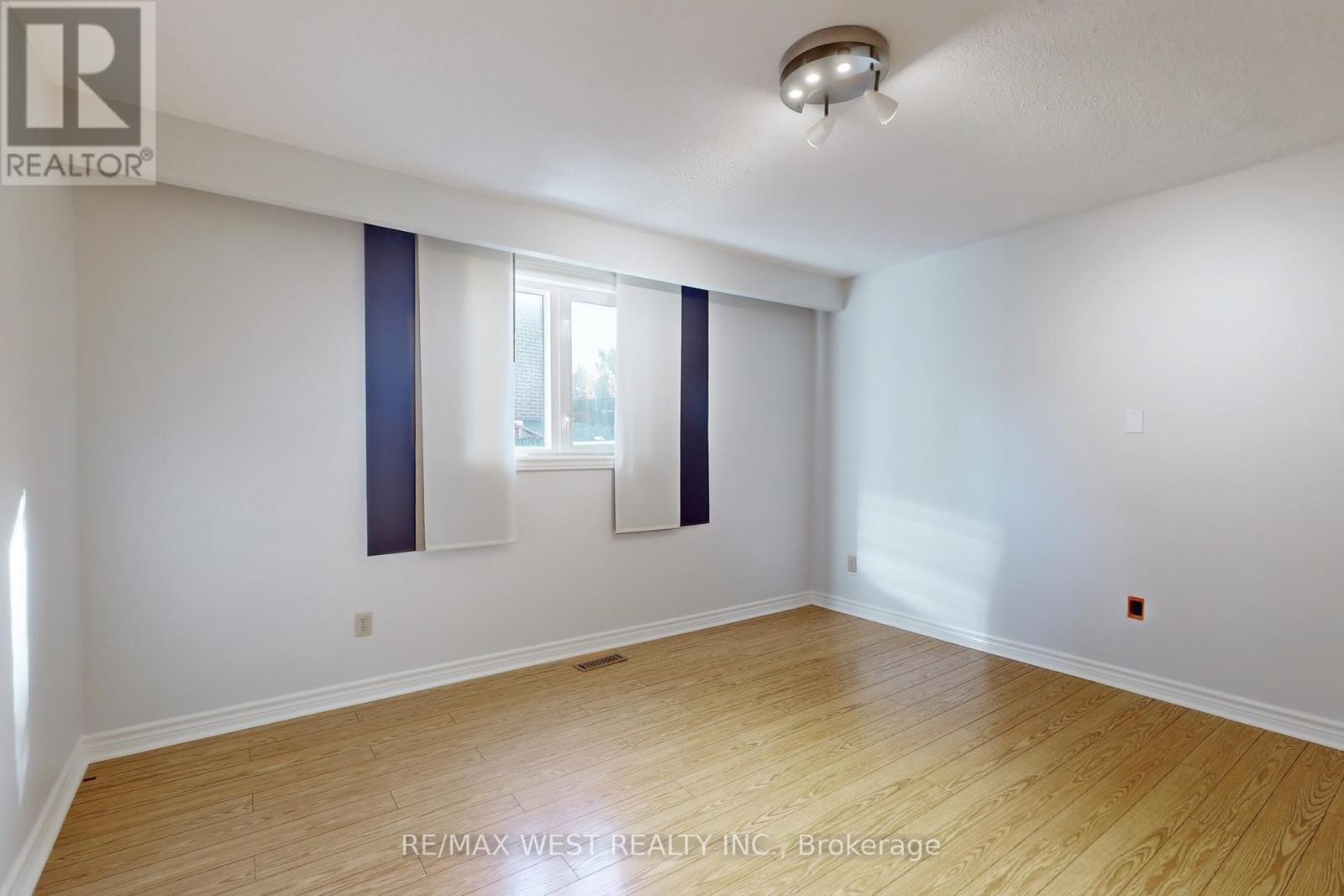 Photo 1 of 62 Portland Crescent, Newmarket ON