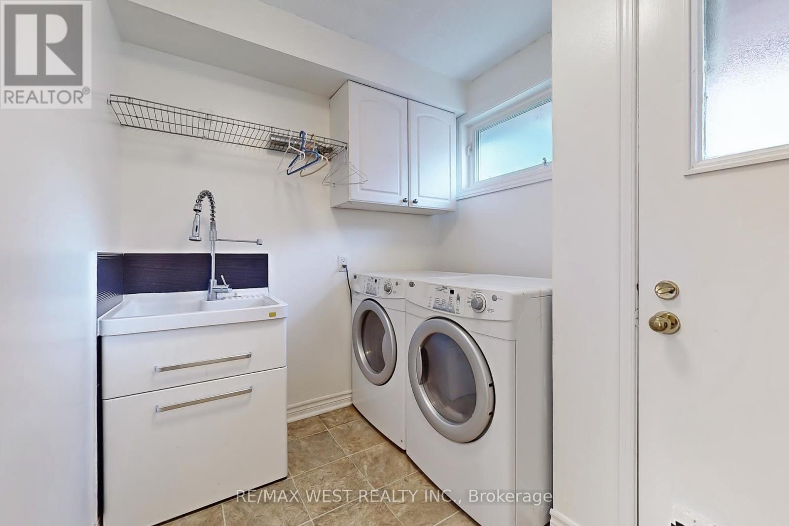 Photo 4 of 62 Portland Crescent, Newmarket ON
