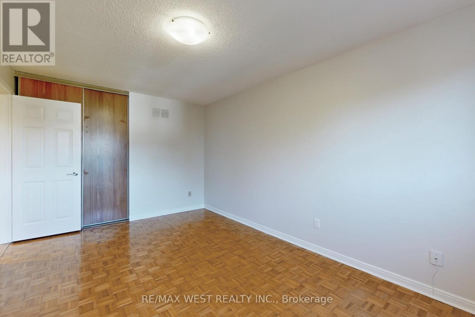 Photo 35 of 62 Portland Crescent, Newmarket ON