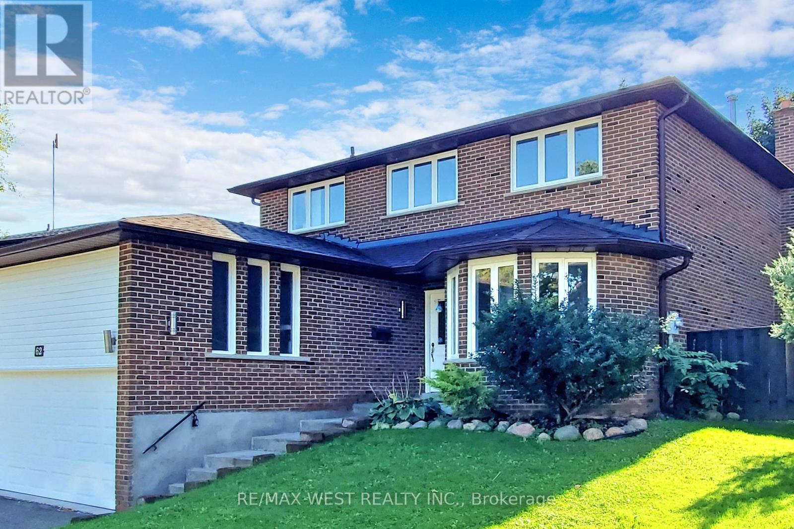 Photo 34 of 62 Portland Crescent, Newmarket ON