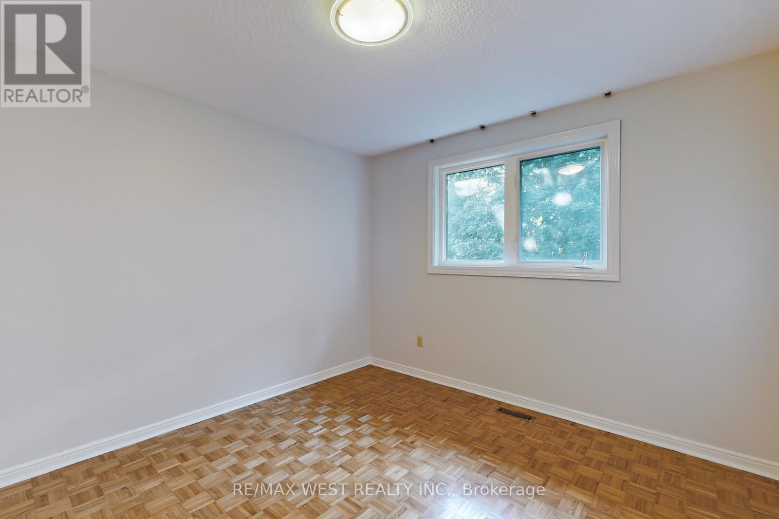 Photo 12 of 62 Portland Crescent, Newmarket ON