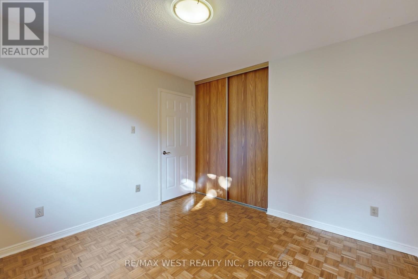 Photo 8 of 62 Portland Crescent, Newmarket ON