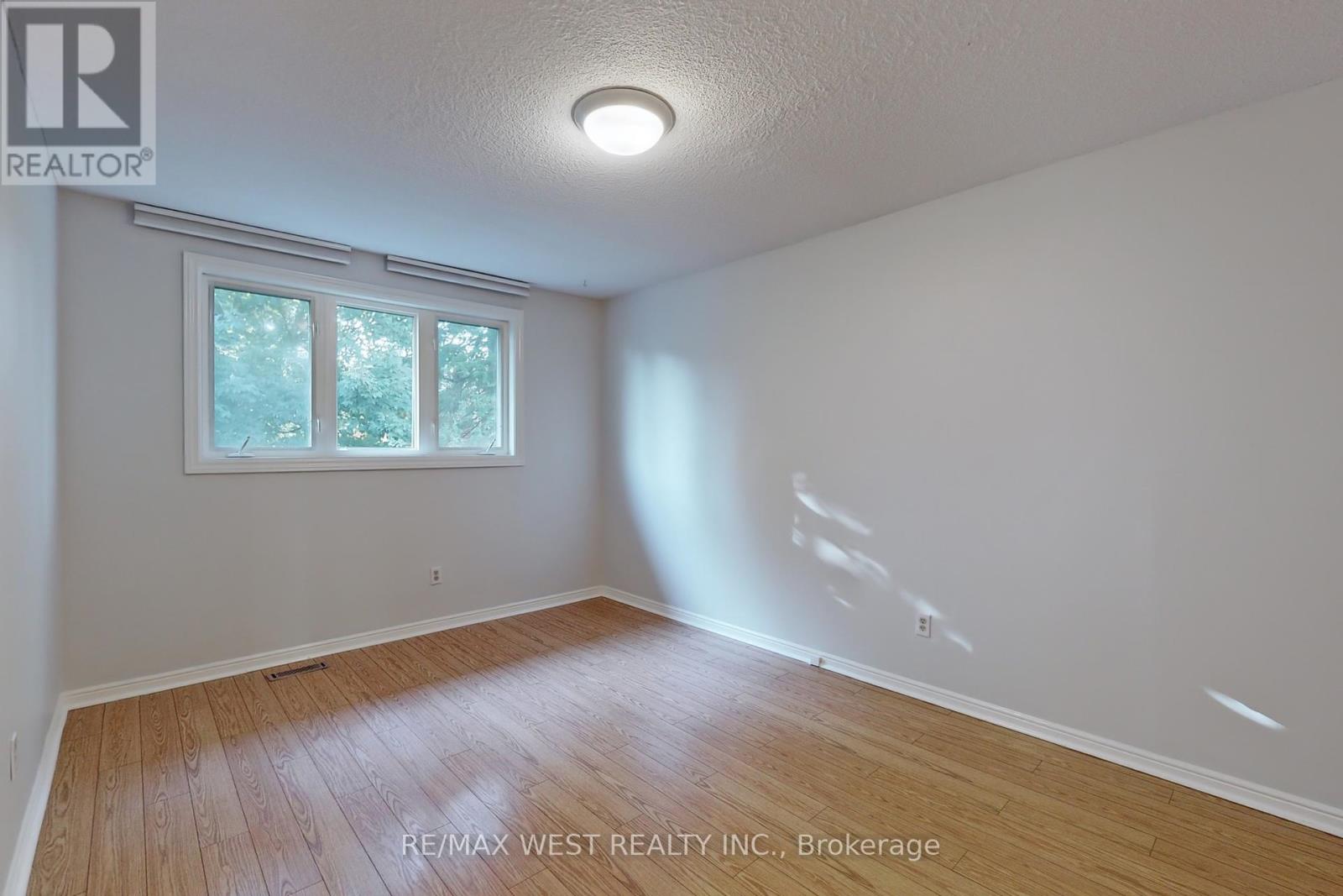 Photo 7 of 62 Portland Crescent, Newmarket ON