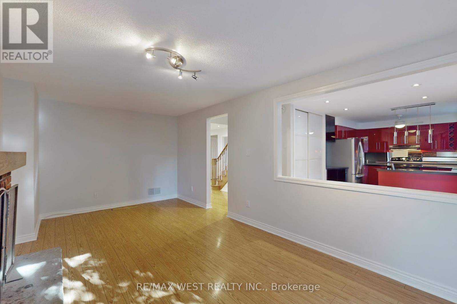 Photo 18 of 62 Portland Crescent, Newmarket ON