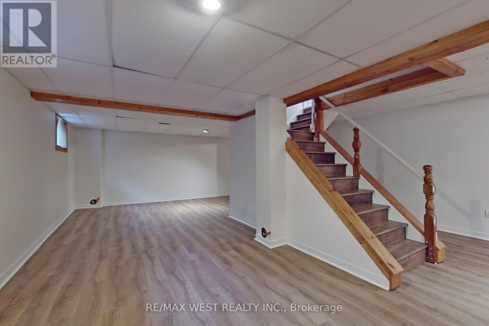 Photo 9 of 62 Portland Crescent, Newmarket ON