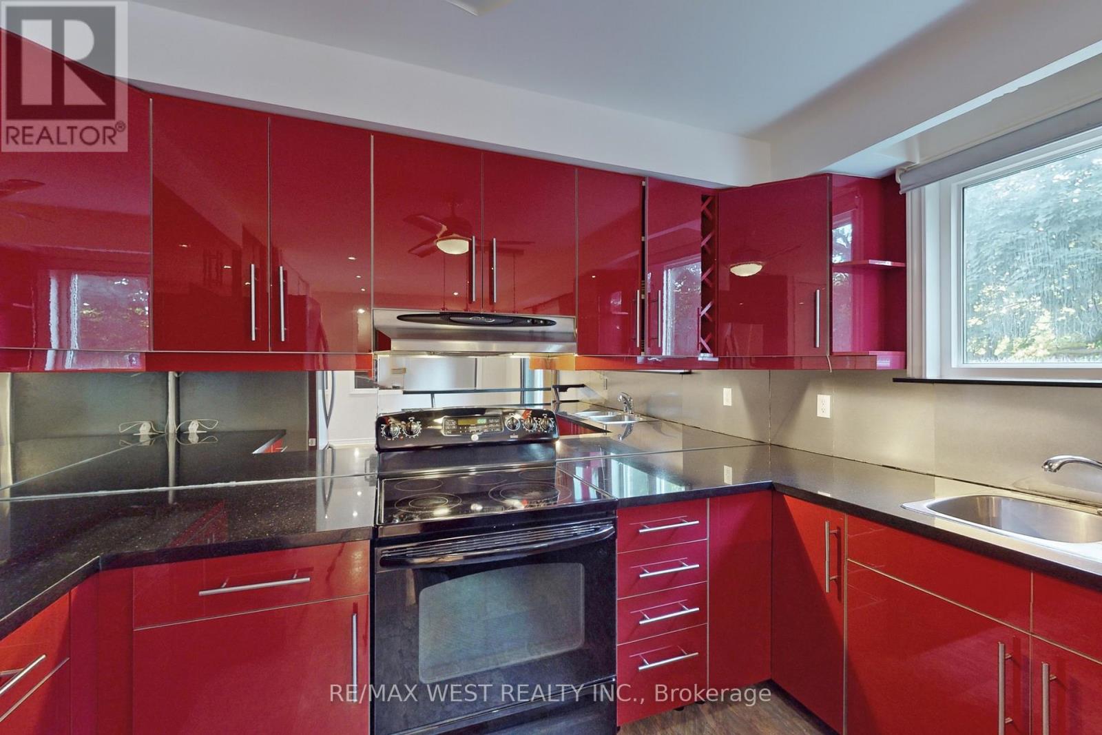 Photo 33 of 62 Portland Crescent, Newmarket ON