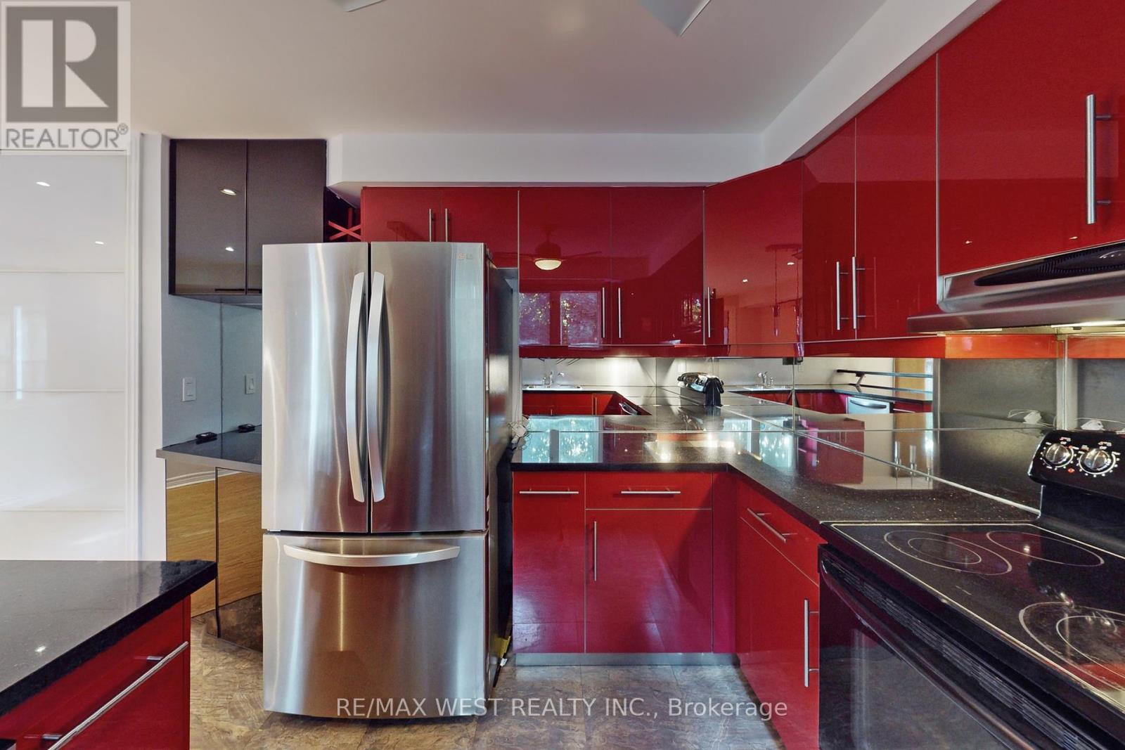 Photo 41 of 62 Portland Crescent, Newmarket ON