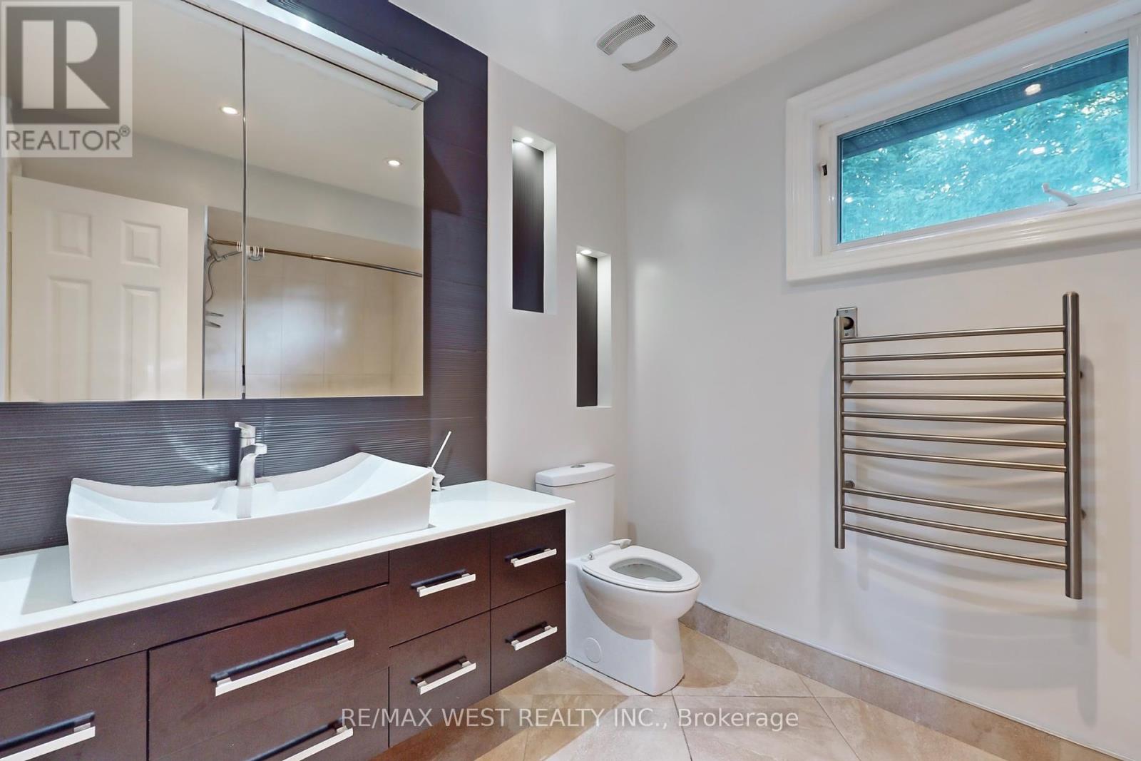 Photo 19 of 62 Portland Crescent, Newmarket ON