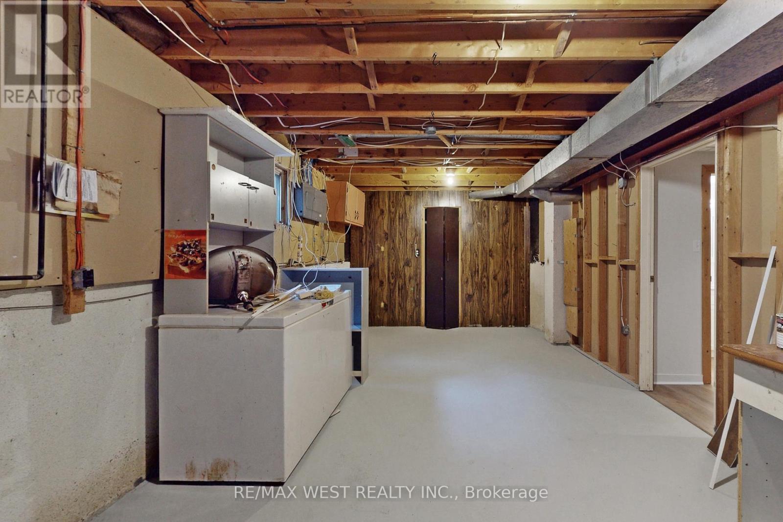 Photo 37 of 62 Portland Crescent, Newmarket ON