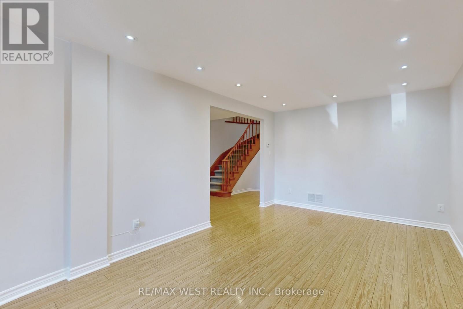 Photo 26 of 62 Portland Crescent, Newmarket ON