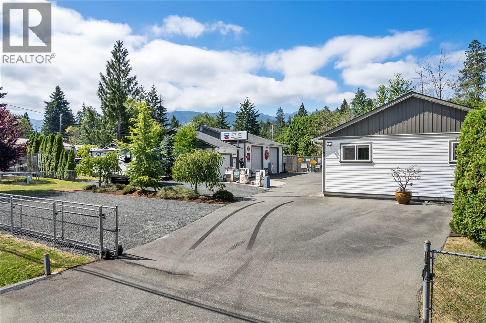 Photo 4 of 911 Poplar Way, Hilliers BC