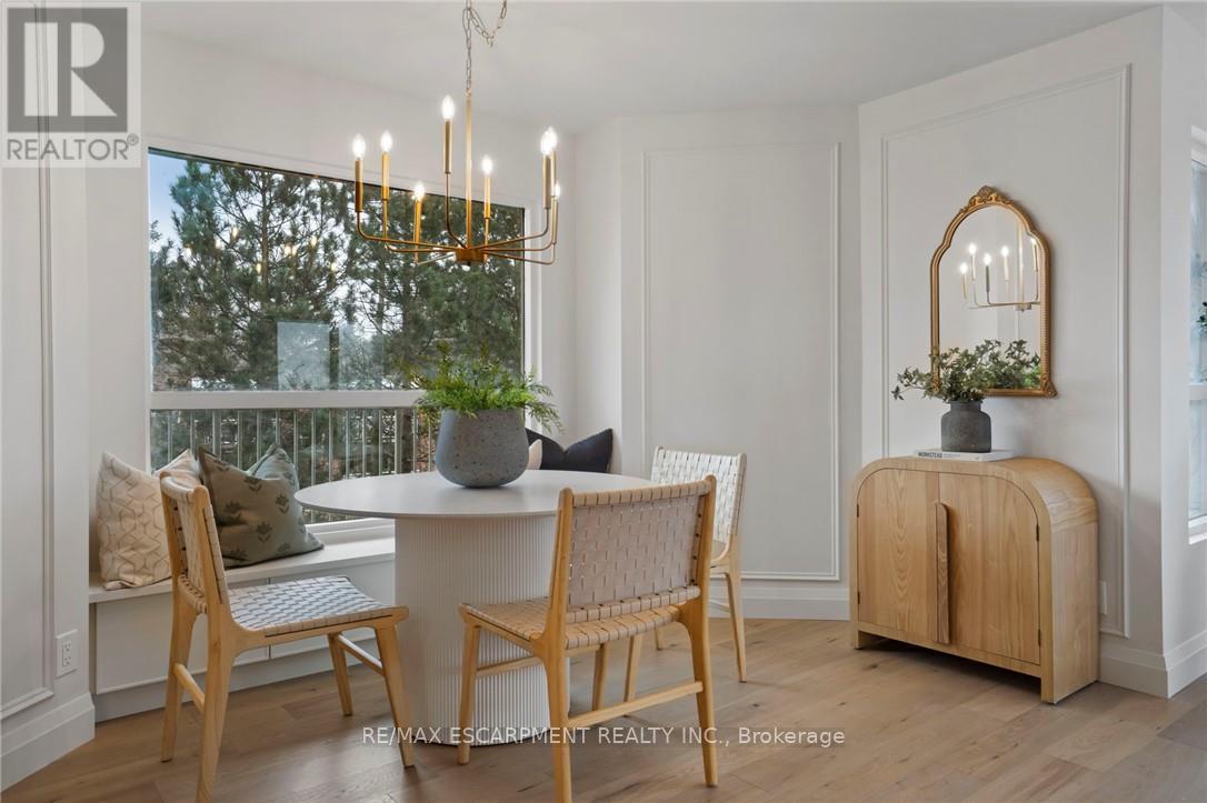 Photo 3 of 403 2190 Lakeshore Road, Burlington ON
