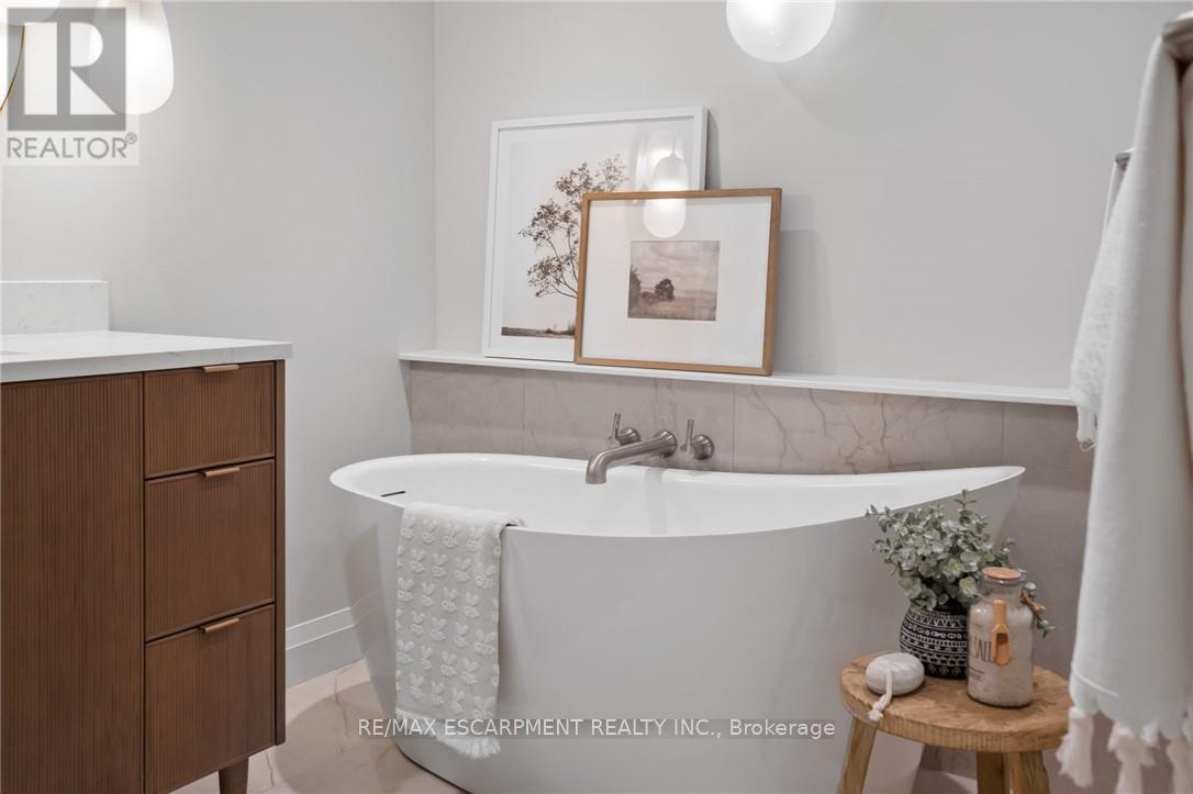 Photo 2 of 403 2190 Lakeshore Road, Burlington ON