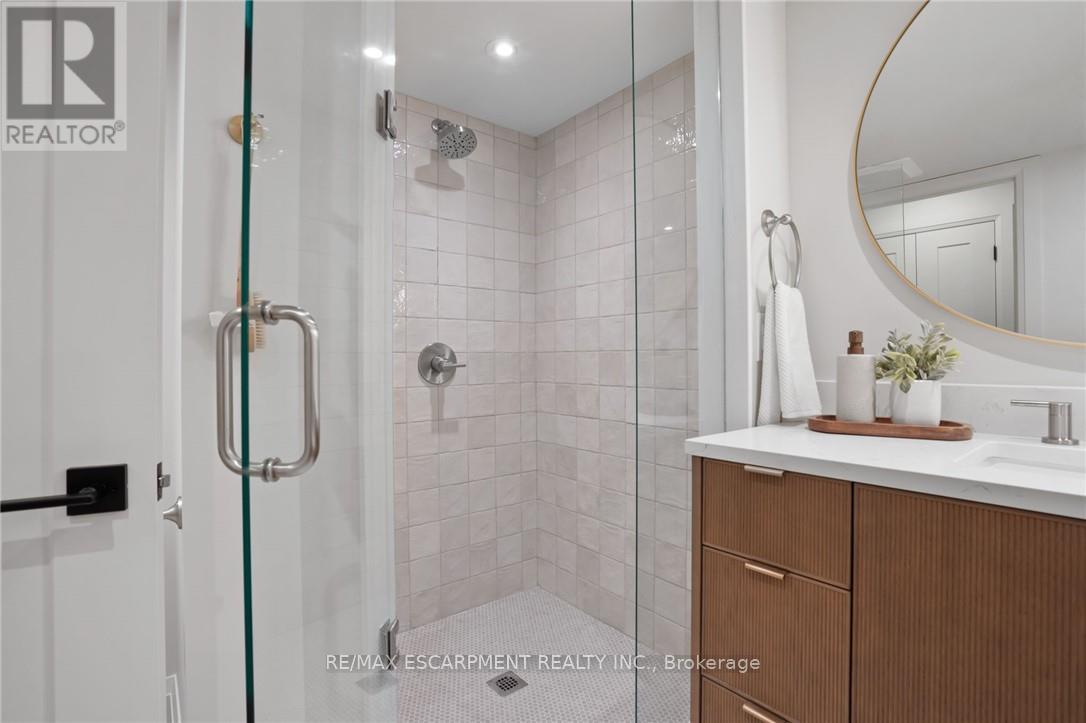 Photo 25 of 403 2190 Lakeshore Road, Burlington ON