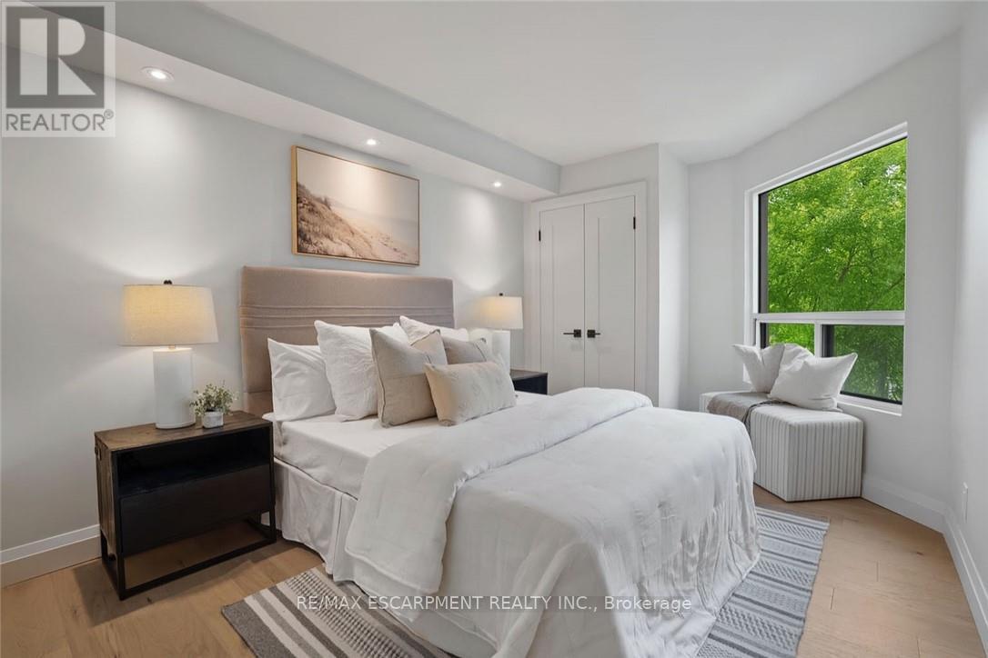Photo 16 of 403 2190 Lakeshore Road, Burlington ON