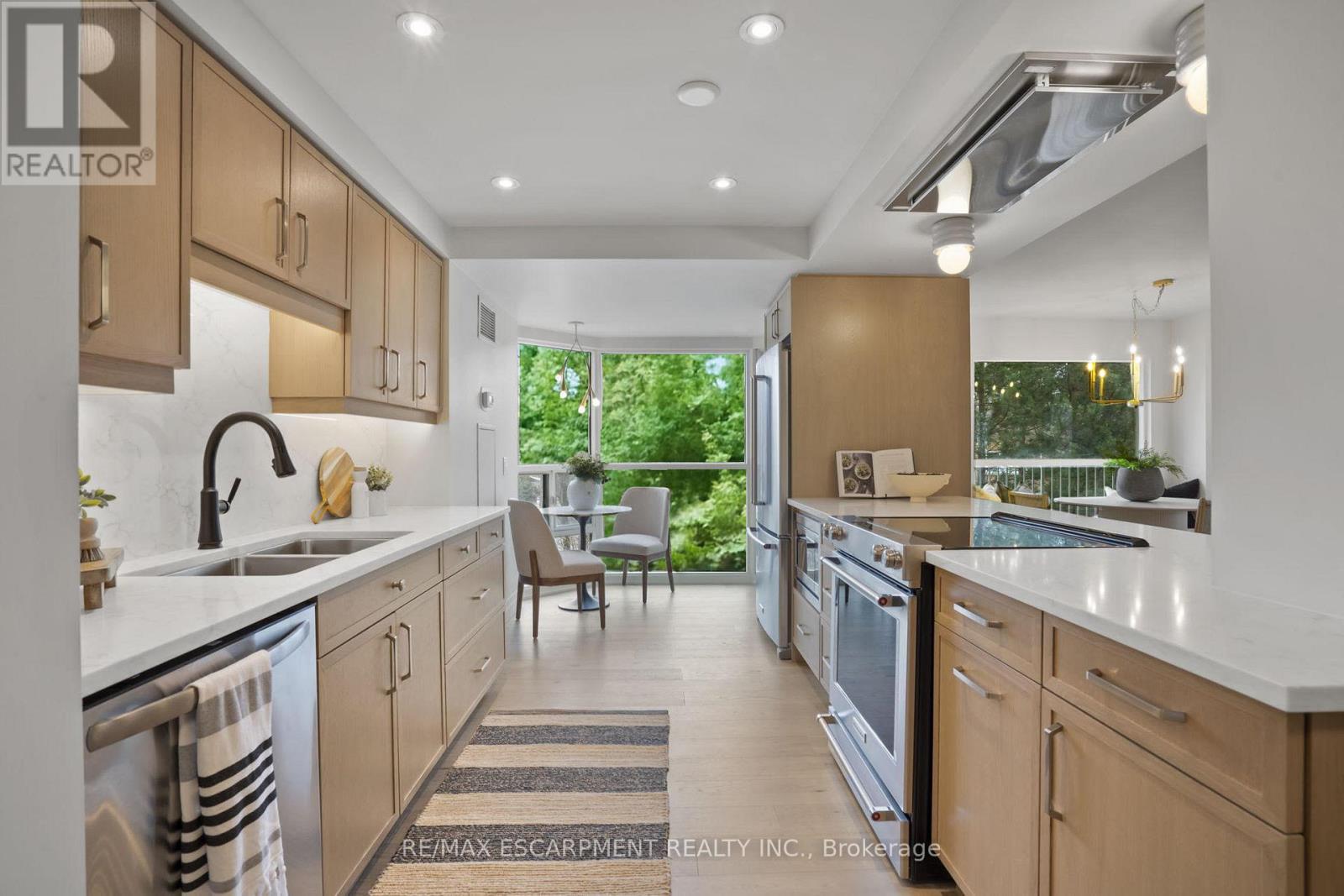 Photo 5 of 403 2190 Lakeshore Road, Burlington ON
