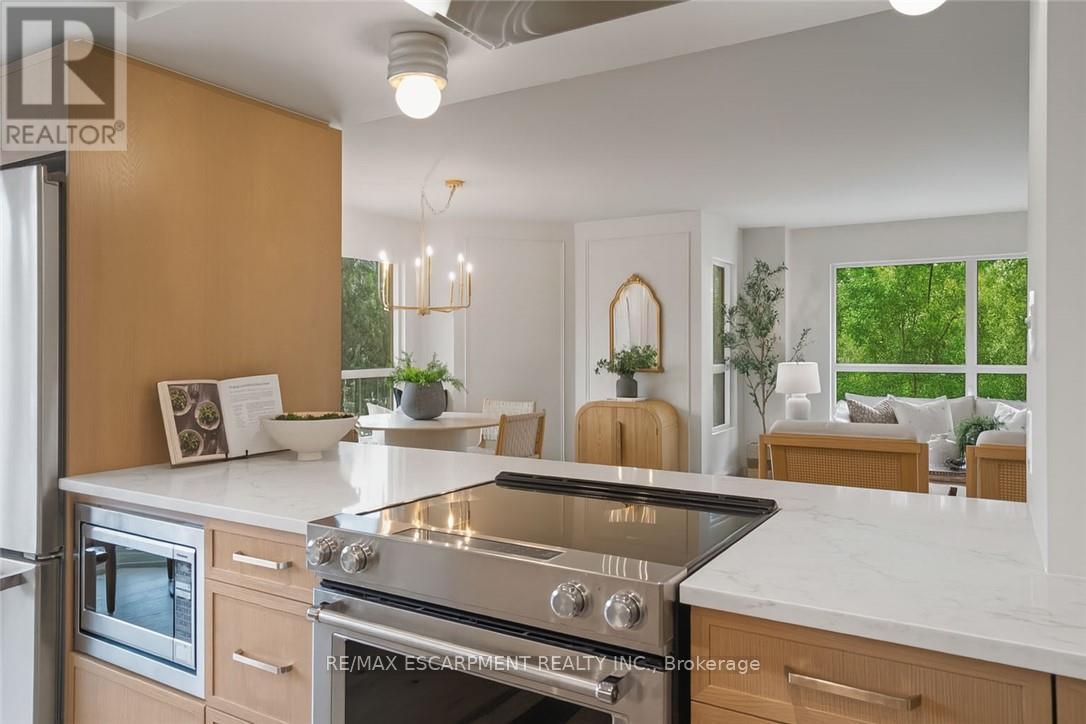 Photo 7 of 403 2190 Lakeshore Road, Burlington ON
