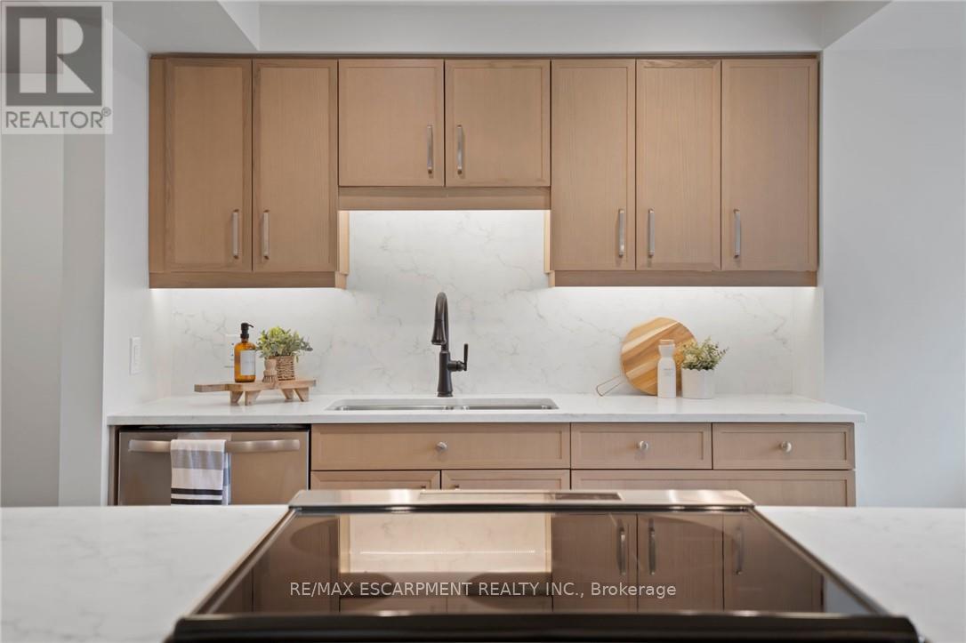 Photo 4 of 403 2190 Lakeshore Road, Burlington ON