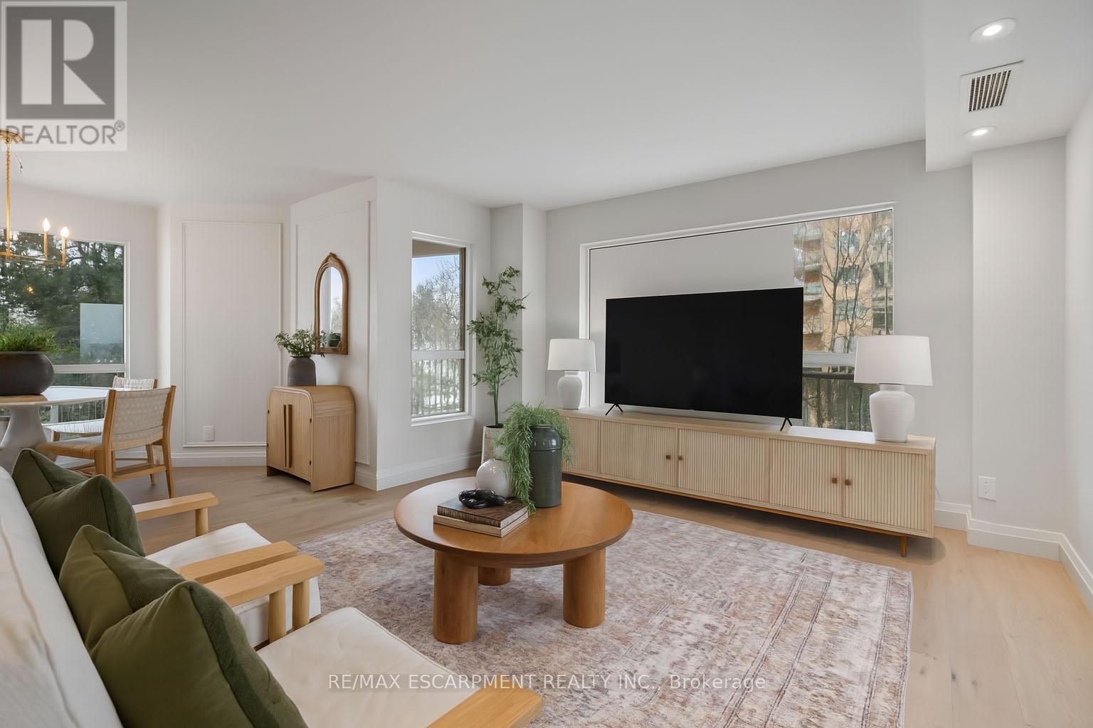 Photo 14 of 403 2190 Lakeshore Road, Burlington ON