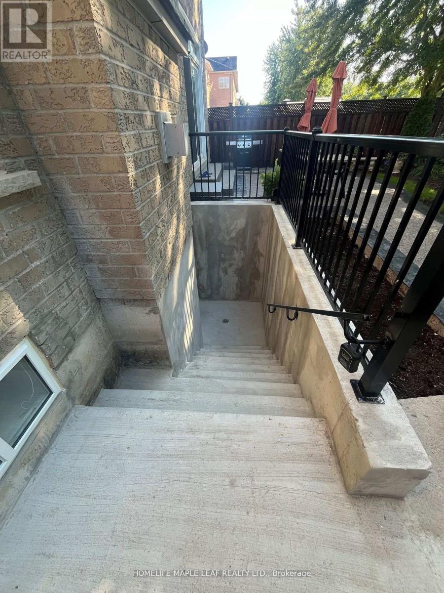 Photo 8 of 3447 Artesian Drive, Mississauga ON