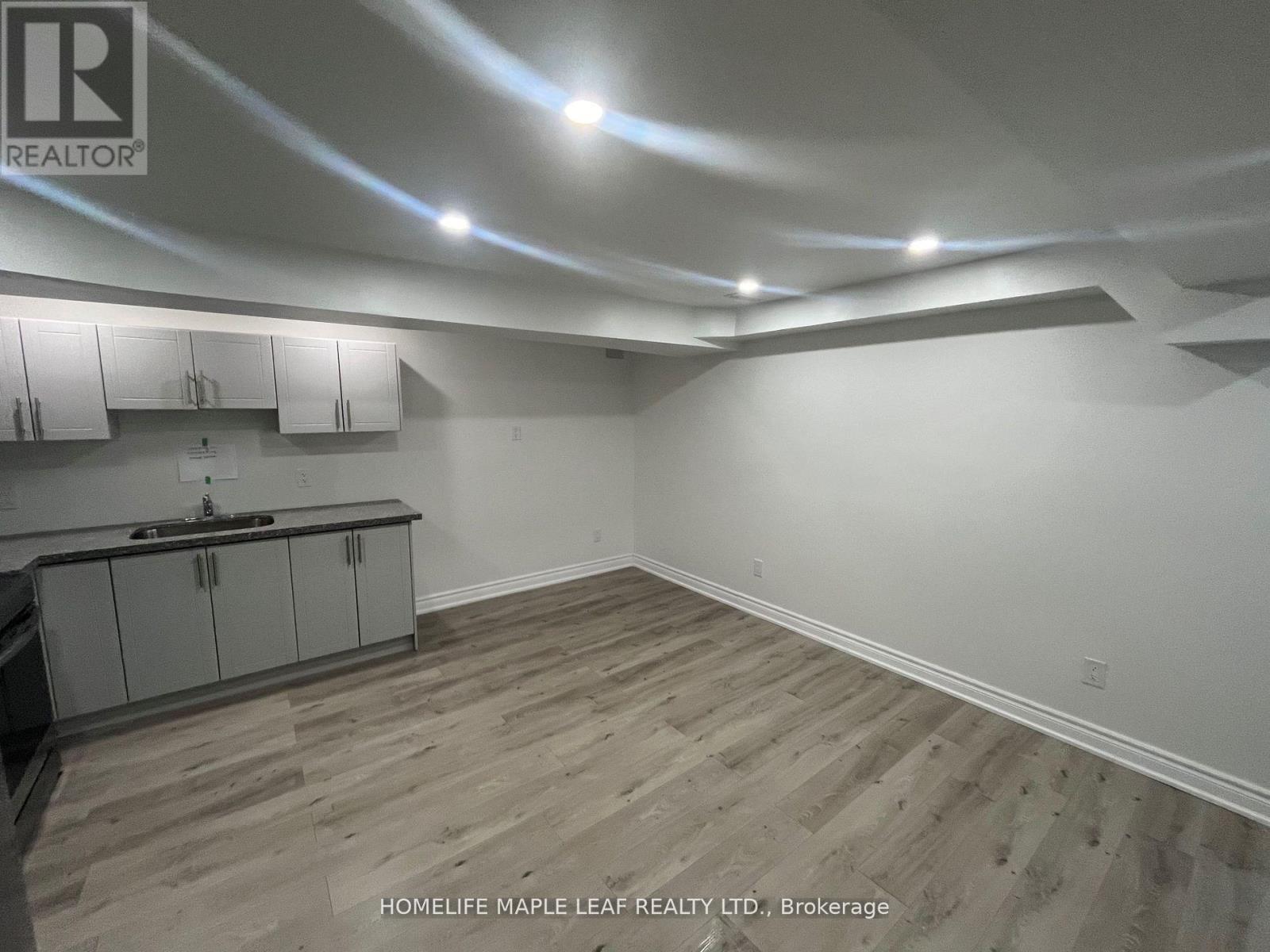 Photo 7 of 3447 Artesian Drive, Mississauga ON