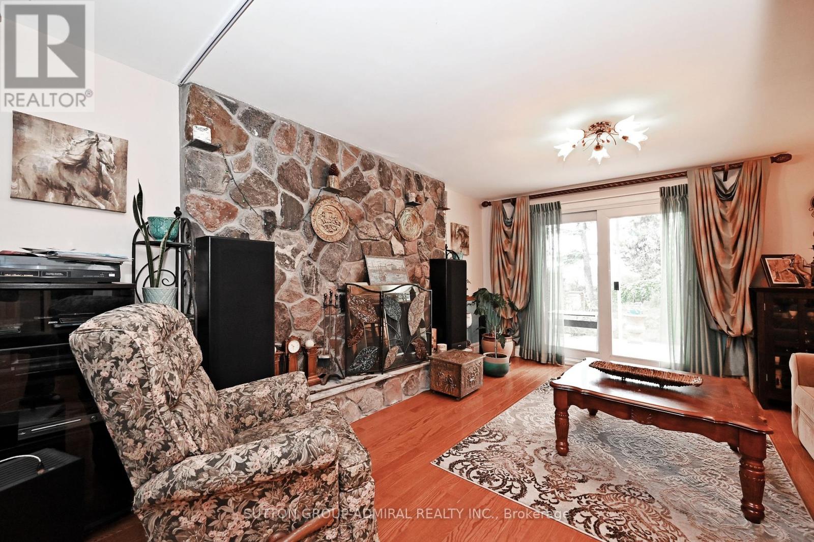 Photo 5 of 47 Tobermory Drive, Toronto ON