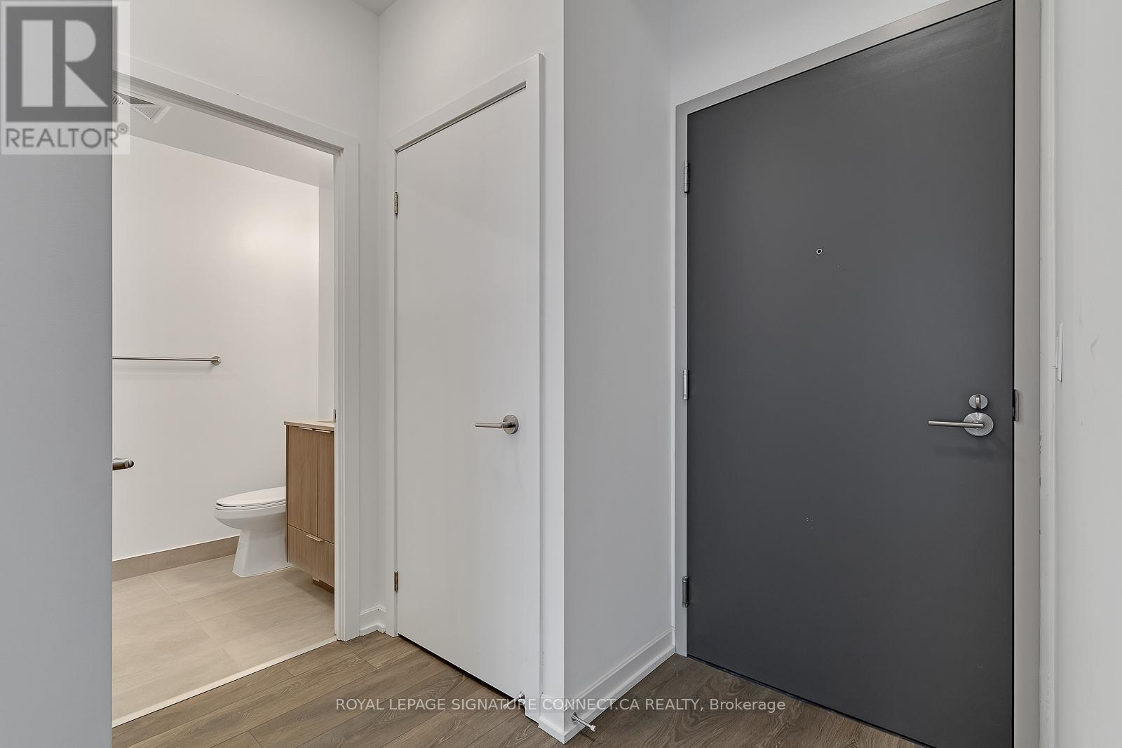 Photo 7 of 3007 32 Forest Manor Road, Toronto ON