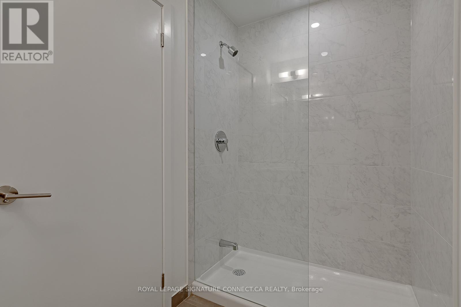 Photo 9 of 3007 32 Forest Manor Road, Toronto ON