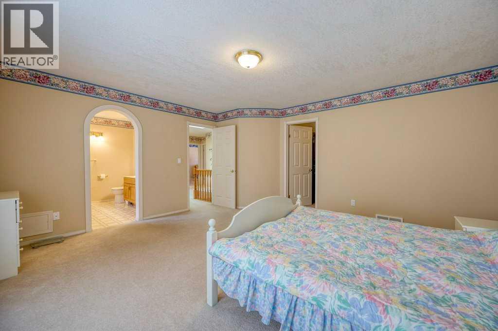 Single Family House for Sale in  Edgevalley Way NW Edgemont Calgary 